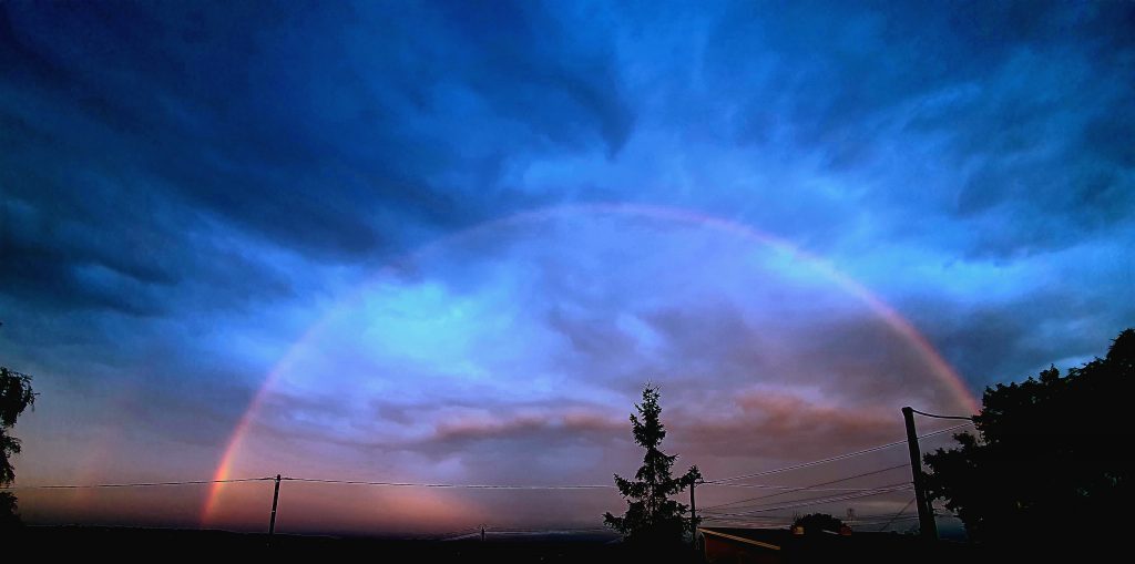 Photo lors d'une fin de couché de soleil où on a eu la chance de pouvoir apercevoir un début de double arc-en-ciel (couleurs retouchées)