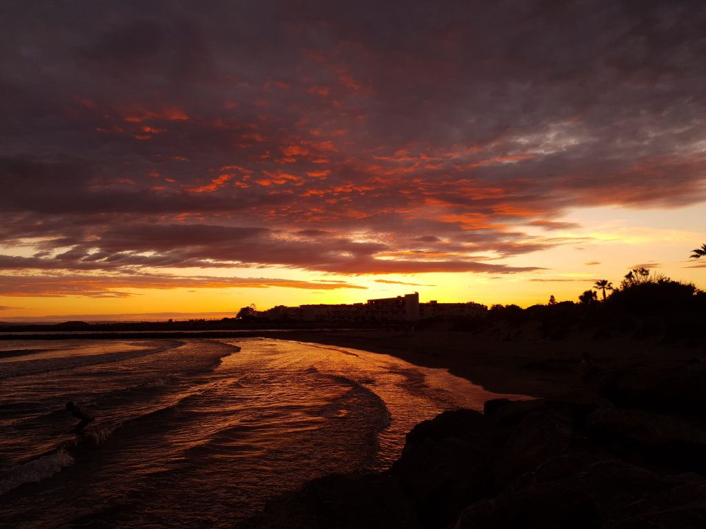Photo prise en bord de mer durant la nuit, quelques heure avant la même photo prise de nuit au même endroit