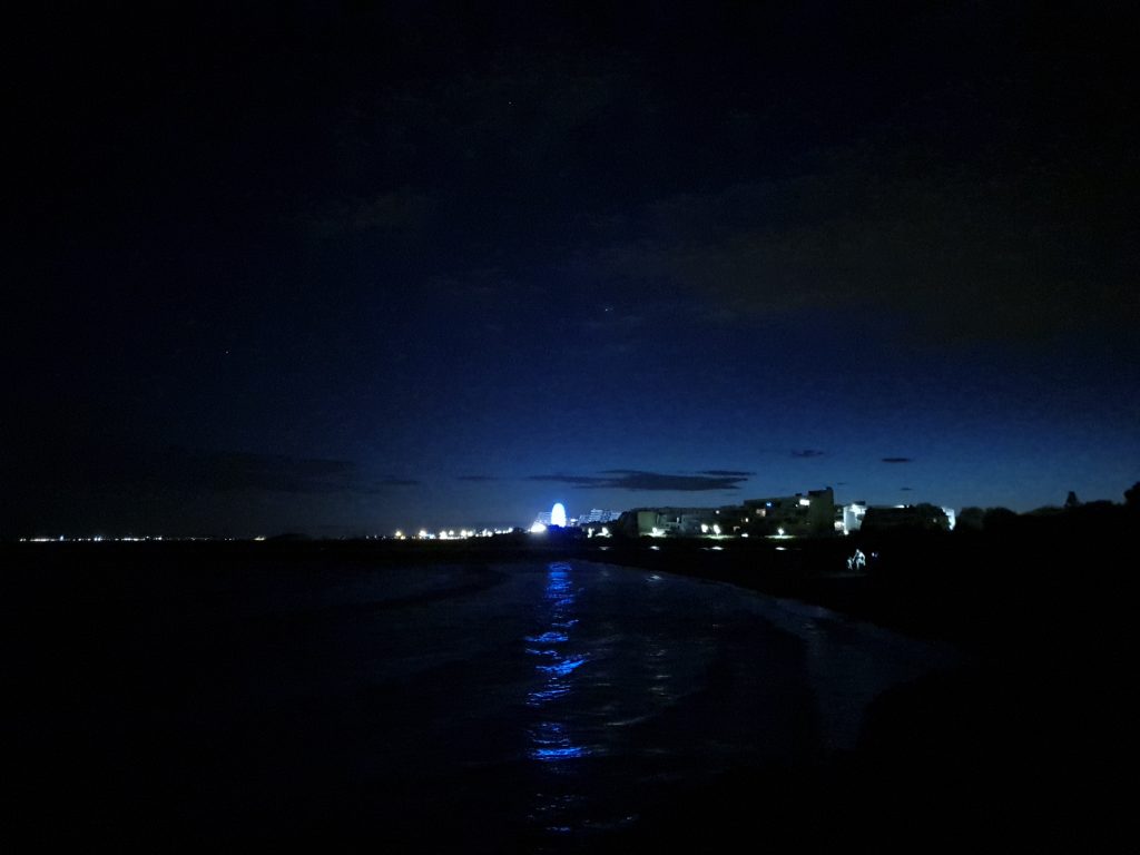 Photo prise en bord de mer durant la nuit, quelques heure après la même photo prise lors du couché de soleil au même endroit