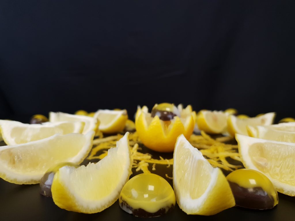 Photo du dôme "Citron-jaune" pour Bertrand Chocolatier durant mon alternance