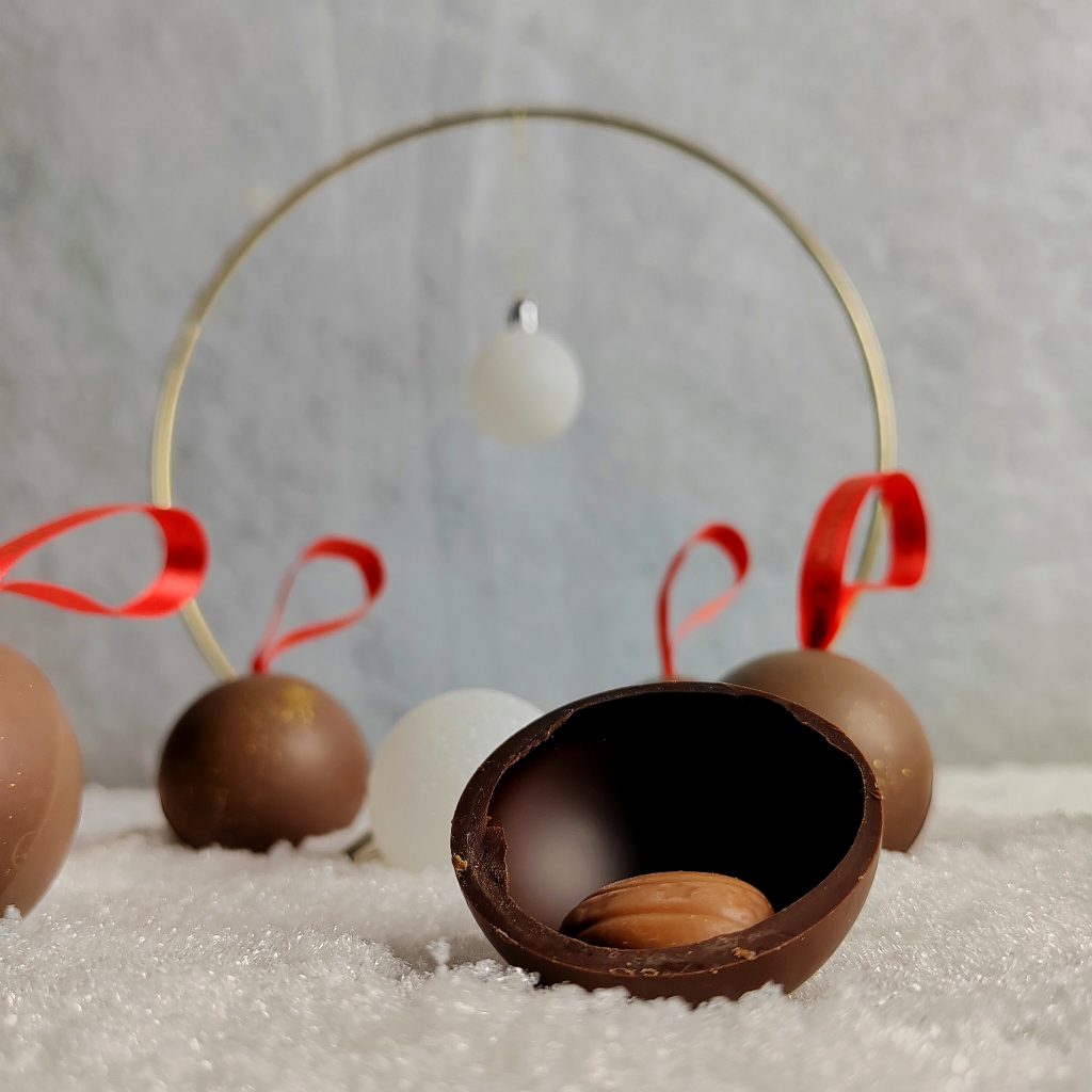 Photo de boules en chocolat au lait pour Bertrand Chocolatier durant mon alternance