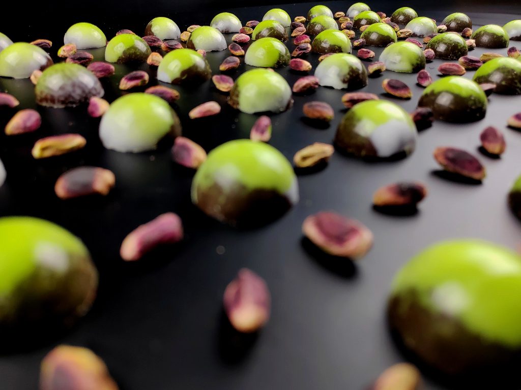 Photo du dôme "Pistache" pour Bertrand Chocolatier durant mon alternance