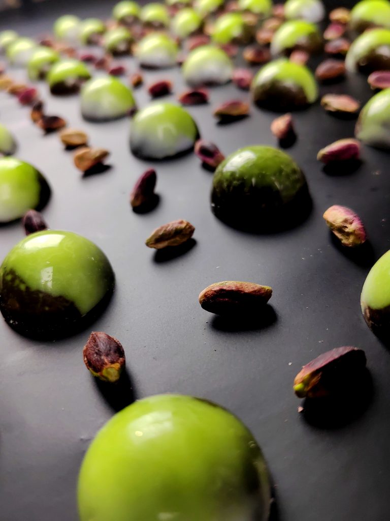 Photo du dôme "Pistache" pour Bertrand Chocolatier durant mon alternance