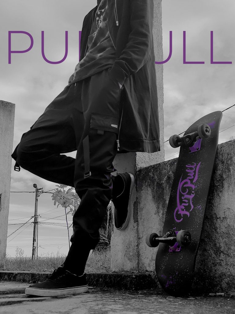 Affiche réalisée pour un projet de marque de vêtements (la customisation du skate a été réalisée par moi-même)